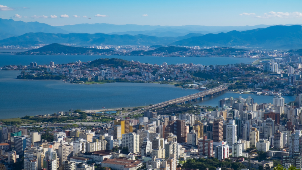Vista panorâmica de Florianópolis no litoral catarinense representando o mercado imobiliário em Santa Catarina em expansão